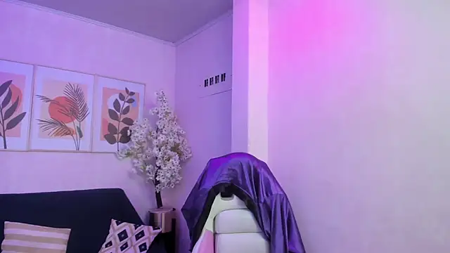 Snapshot of Theia_moon chatting on March 2, 2025, 4:17 am Theia moon online show from March 2, 2025, 4:17 am