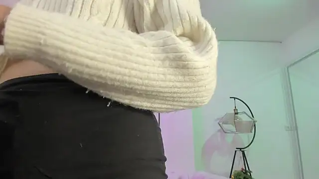 Snapshot of Theia_moon chatting on March 6, 2025, 12:41 pm Theia moon online show from March 6, 2025, 12:41 pm