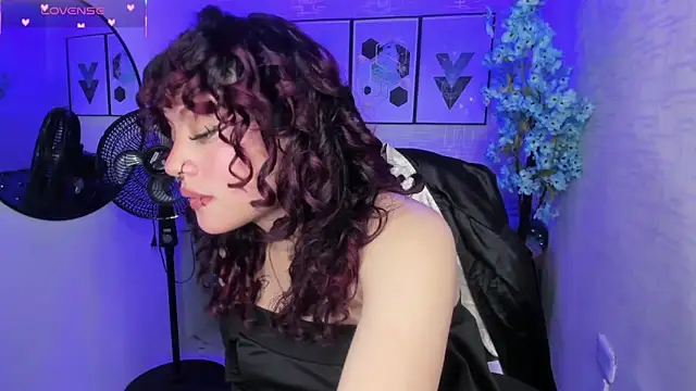 Snapshot of Theia_moon chatting on September 13, 2025, 1:00 pm Theia moon online show from September 13, 2025, 1:00 pm