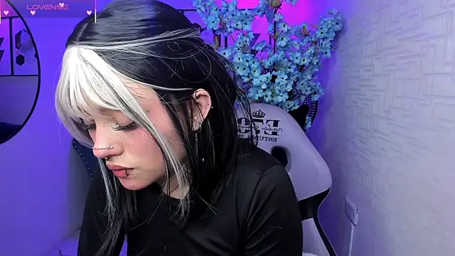 Snapshot of Theia_moon chatting on November 8, 2025, 5:07 am Theia moon online show from November 8, 2025, 5:07 am