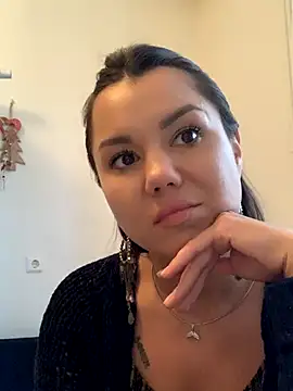 MiraMiss online show from November 6, 2025, 9:21 am