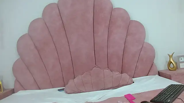 Snapshot of Candy_Bony chatting on February 8, 2025, 8:32 pm Candy Bony online show from February 8, 2025, 8:32 pm