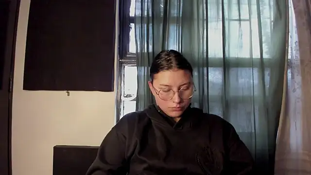 Noellesable online show from November 18, 2025, 5:17 pm