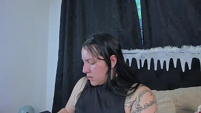 jenifer  power10 online show from November 19, 2025, 9:15 pm