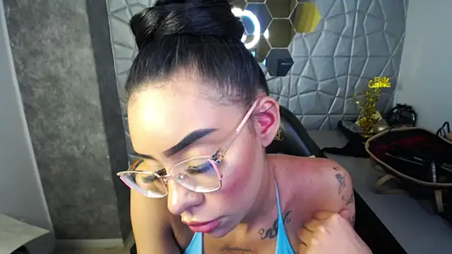 Tiffanny online show from March 8, 2025, 3:35 pm