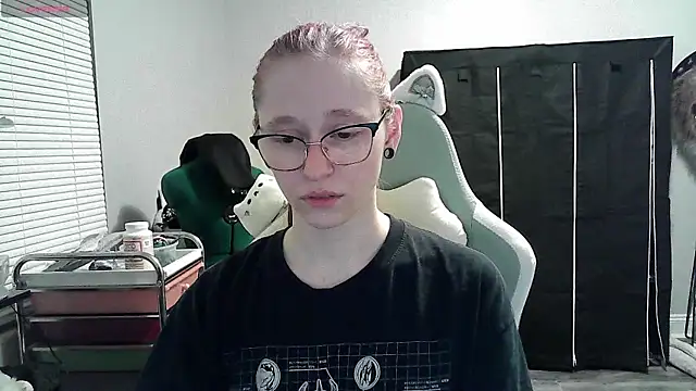 LilyFoxxx online show from January 6, 2025, 4:26 am