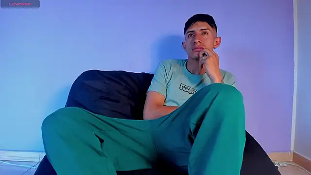 Snapshot of BIG_cockpether chatting on December 17, 2025, 12:33 pm BIG cockpether online show from December 17, 2025, 12:33 pm