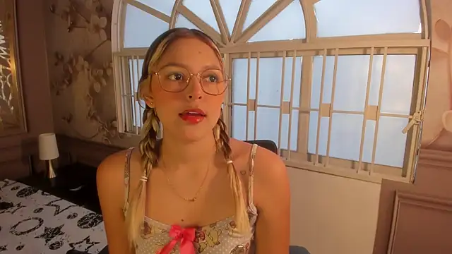 Snapshot of Cami_hunter_ chatting on December 10, 2024, 1:11 pm Cami hunter online show from December 10, 2024, 1:11 pm