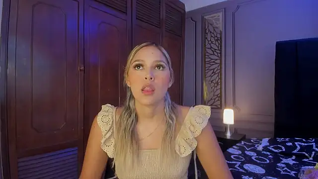 Snapshot of Cami_hunter_ chatting on December 19, 2024, 8:34 pm Cami hunter online show from December 19, 2024, 8:34 pm