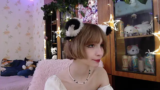 Snapshot of cloudgirrl chatting on March 2, 2025, 1:15 am cloudgirrl online show from March 2, 2025, 1:15 am