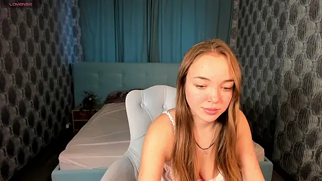 Snapshot of Christy_Little chatting on December 24, 2024, 8:33 am Christy Little online show from December 24, 2024, 8:33 am