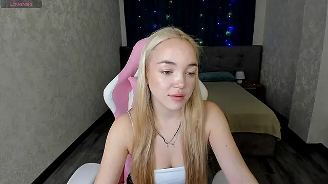 Snapshot of Christy_Little chatting on February 17, 2025, 12:54 am Christy Little online show from February 17, 2025, 12:54 am
