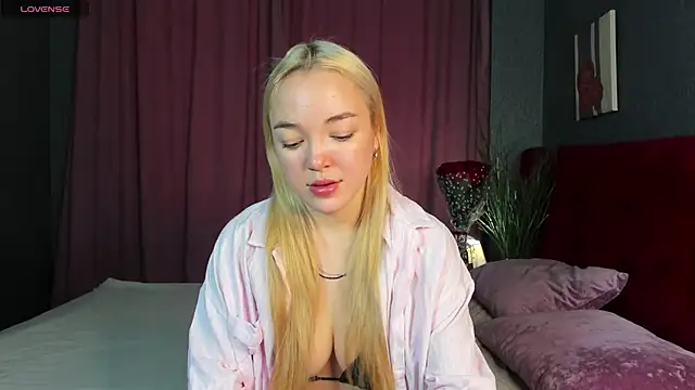 Snapshot of Christy_Little chatting on March 6, 2025, 8:41 am Christy Little online show from March 6, 2025, 8:41 am