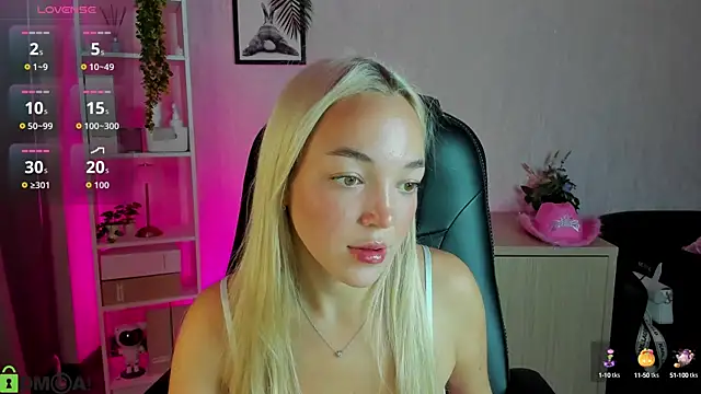 Snapshot of Christy_Little chatting on September 17, 2025, 11:39 pm Christy Little online show from September 17, 2025, 11:39 pm