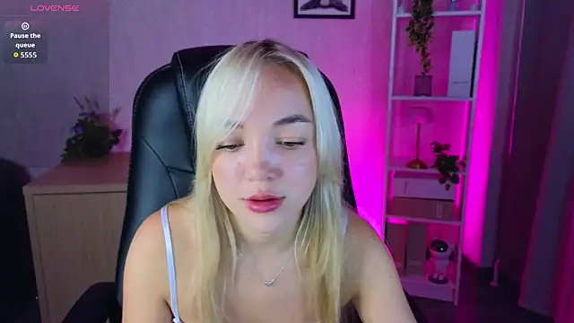Snapshot of Christy_Little chatting on September 22, 2025, 11:40 pm Christy Little online show from September 22, 2025, 11:40 pm