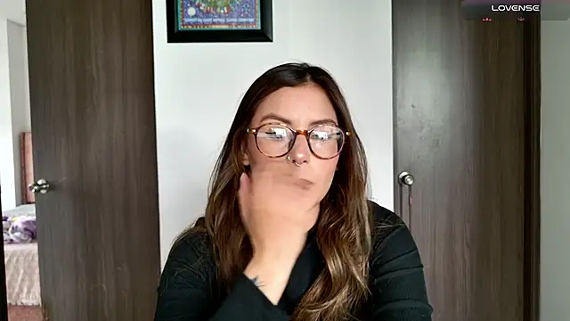 Emmy petit online show from November 19, 2025, 7:36 pm