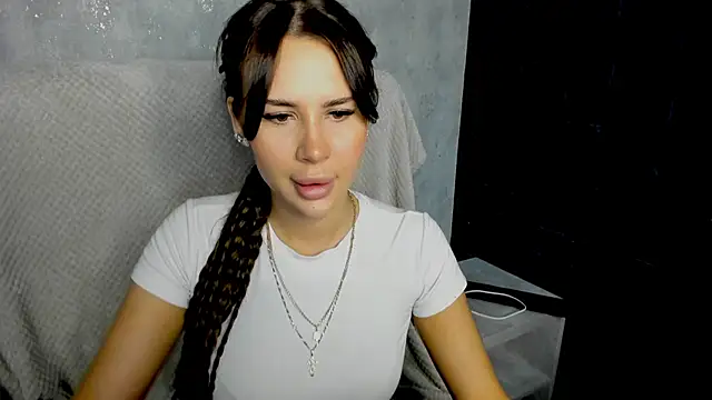 Snapshot of SuraMune chatting on February 18, 2026, 6:04 pm SuraMune online show from February 18, 2026, 6:04 pm