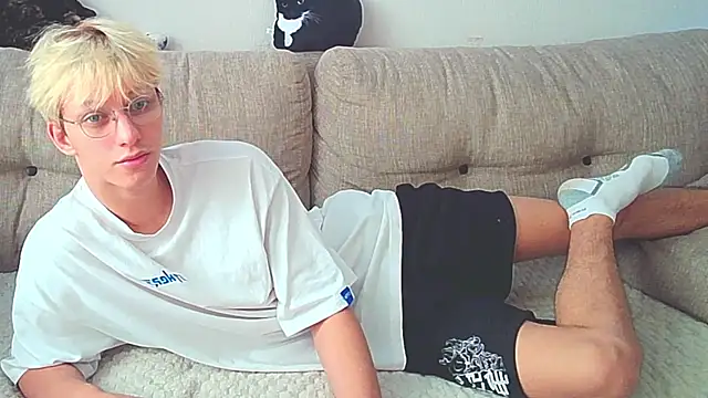 Snapshot of Ostin_meow chatting on December 7, 2024, 7:49 am Ostin meow online show from December 7, 2024, 7:49 am