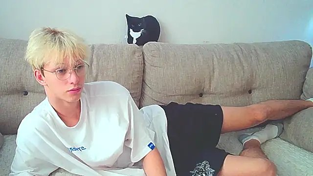 Snapshot of Ostin_meow chatting on December 8, 2024, 8:20 am Ostin meow online show from December 8, 2024, 8:20 am