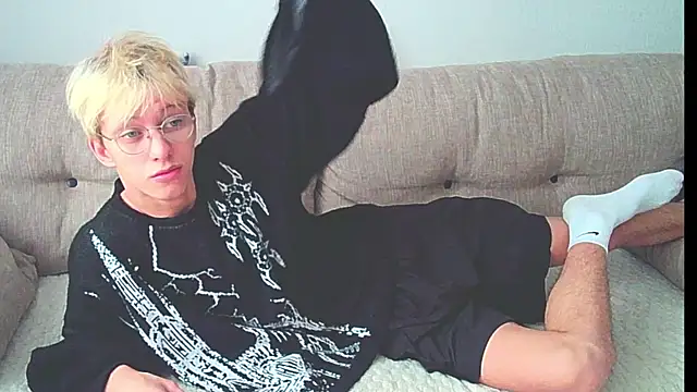 Snapshot of Ostin_meow chatting on December 9, 2024, 8:22 am Ostin meow online show from December 9, 2024, 8:22 am