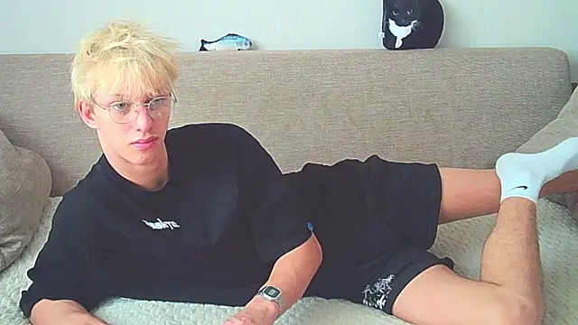 Snapshot of Ostin_meow chatting on December 17, 2024, 6:45 am Ostin meow online show from December 17, 2024, 6:45 am