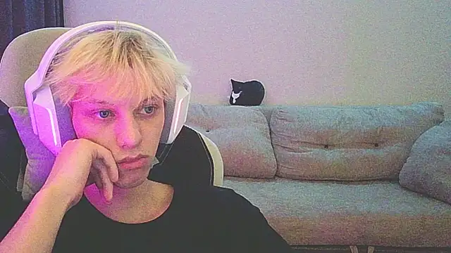 Snapshot of Ostin_meow chatting on December 23, 2024, 6:27 pm Ostin meow online show from December 23, 2024, 6:27 pm