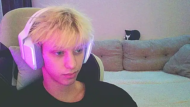 Snapshot of Ostin_meow chatting on December 24, 2024, 3:05 pm Ostin meow online show from December 24, 2024, 3:05 pm