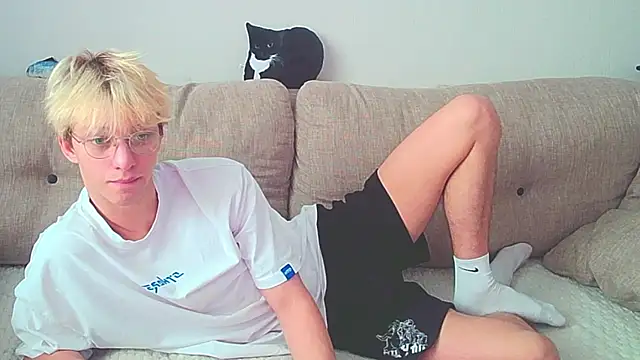 Snapshot of Ostin_meow chatting on December 27, 2024, 6:57 am Ostin meow online show from December 27, 2024, 6:57 am