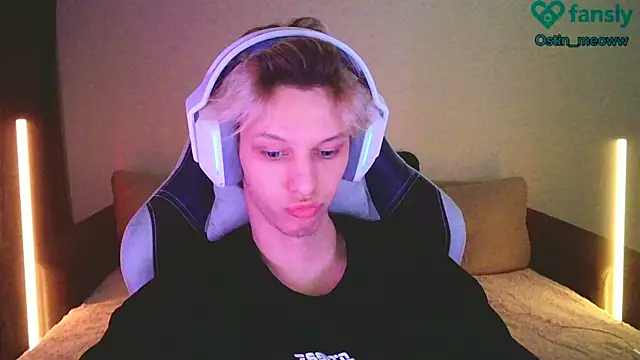 Snapshot of Ostin_meow chatting on February 15, 2025, 2:00 pm Ostin meow online show from February 15, 2025, 2:00 pm