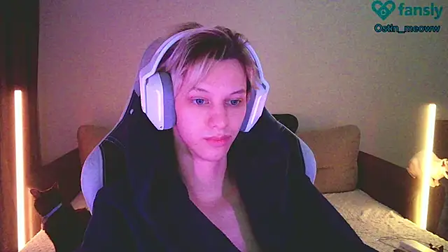 Snapshot of Ostin_meow chatting on February 24, 2025, 1:21 pm Ostin meow online show from February 24, 2025, 1:21 pm