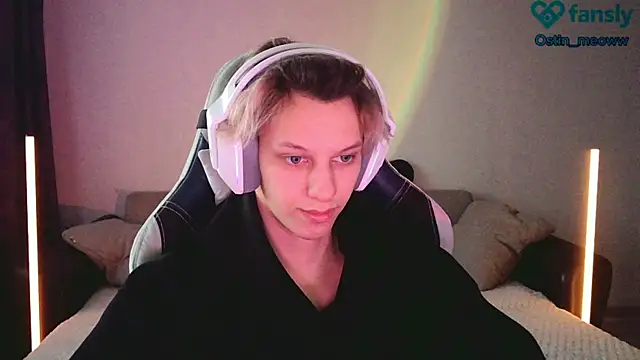 Snapshot of Ostin_meow chatting on March 16, 2025, 12:44 pm Ostin meow online show from March 16, 2025, 12:44 pm