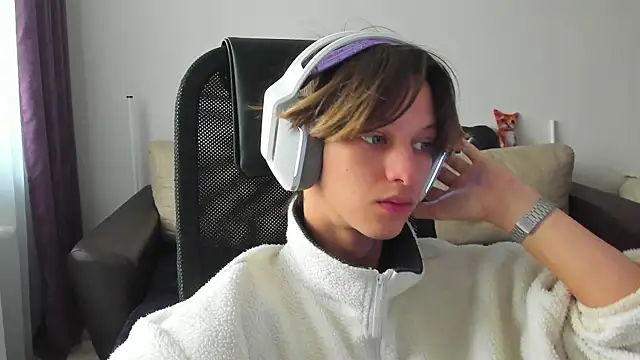 Snapshot of Ostin_meow chatting on October 2, 2025, 5:47 am Ostin meow online show from October 2, 2025, 5:47 am