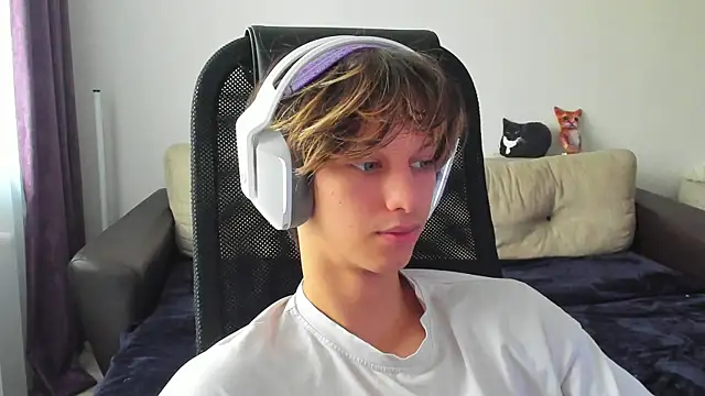 Snapshot of Ostin_meow chatting on October 10, 2025, 8:35 am Ostin meow online show from October 10, 2025, 8:35 am