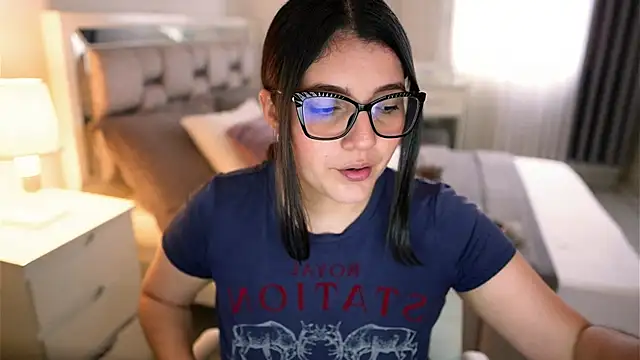 Camilaa bueno online show from November 9, 2025, 6:06 pm