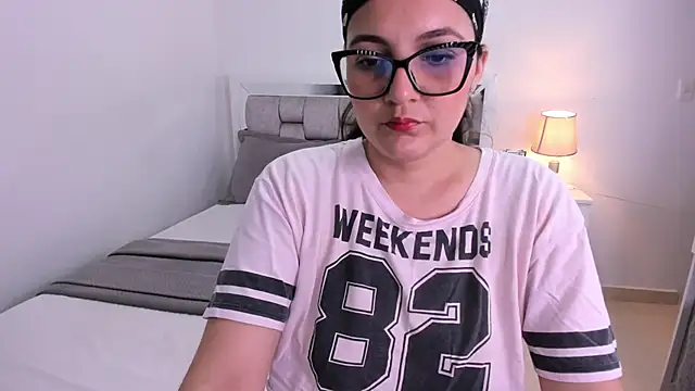 Camilaa bueno online show from April 14, 2026, 11:44 pm