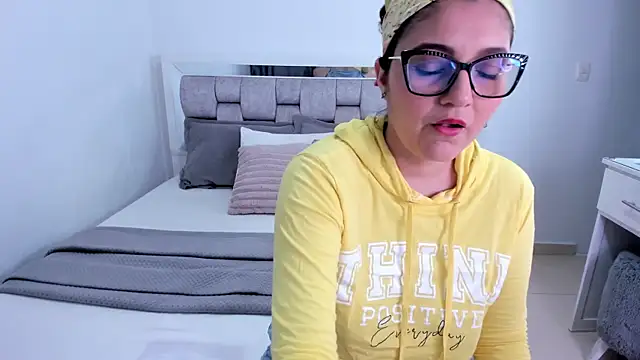 Camilaa bueno online show from May 27, 2026, 12:40 am
