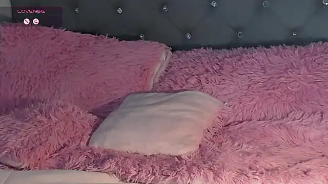 Snapshot of Miah_hilton2 chatting on February 4, 2025, 12:29 am Miah hilton2 online show from February 4, 2025, 12:29 am