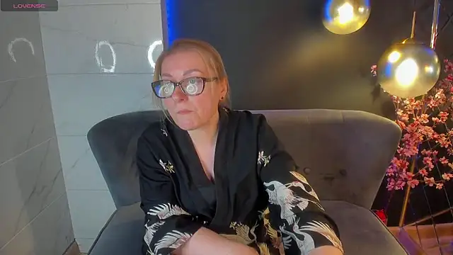 AlexandraKind online show from February 2, 2025, 4:43 pm