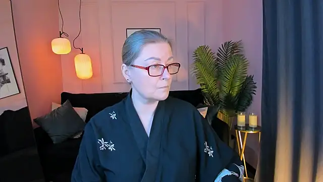 AlexandraKind online show from December 17, 2025, 1:28 pm