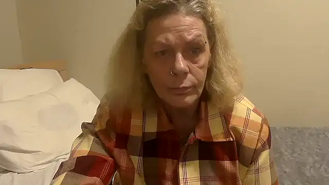 Snapshot of housewife_shantie chatting on October 22, 2025, 6:40 pm housewife shantie online show from October 22, 2025, 6:40 pm