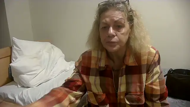 Snapshot of housewife_shantie chatting on October 23, 2025, 8:57 am housewife shantie online show from October 23, 2025, 8:57 am