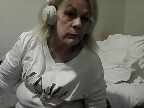 Snapshot of housewife_shantie chatting on November 14, 2025, 2:27 pm housewife shantie online show from November 14, 2025, 2:27 pm