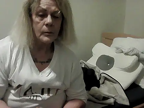 Snapshot of housewife_shantie chatting on November 15, 2025, 3:19 pm housewife shantie online show from November 15, 2025, 3:19 pm