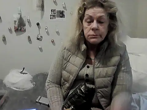 Snapshot of housewife_shantie chatting on December 1, 2025, 12:54 pm housewife shantie online show from December 1, 2025, 12:54 pm