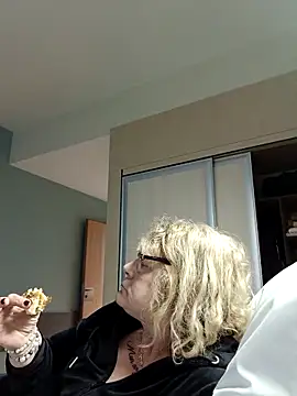 Snapshot of housewife_shantie chatting on December 17, 2025, 2:45 pm housewife shantie online show from December 17, 2025, 2:45 pm