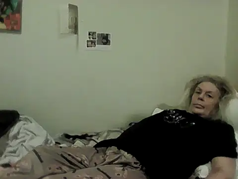 Snapshot of housewife_shantie chatting on February 10, 2026, 4:16 am housewife shantie online show from February 10, 2026, 4:16 am