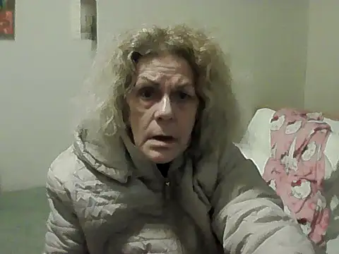 Snapshot of housewife_shantie chatting on February 15, 2026, 2:58 pm housewife shantie online show from February 15, 2026, 2:58 pm