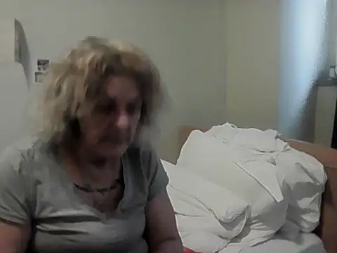 Snapshot of housewife_shantie chatting on February 28, 2026, 9:43 am housewife shantie online show from February 28, 2026, 9:43 am