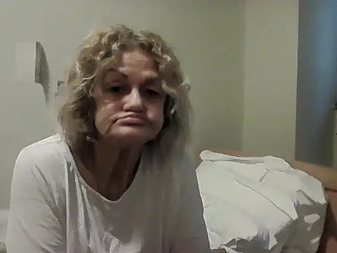 Snapshot of housewife_shantie chatting on March 5, 2026, 6:42 am housewife shantie online show from March 5, 2026, 6:42 am