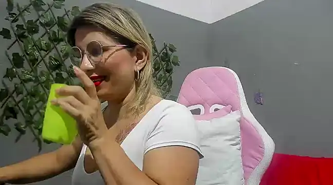 Snapshot of sexy_bigboooty chatting on December 8, 2024, 2:39 am sexy bigboooty online show from December 8, 2024, 2:39 am